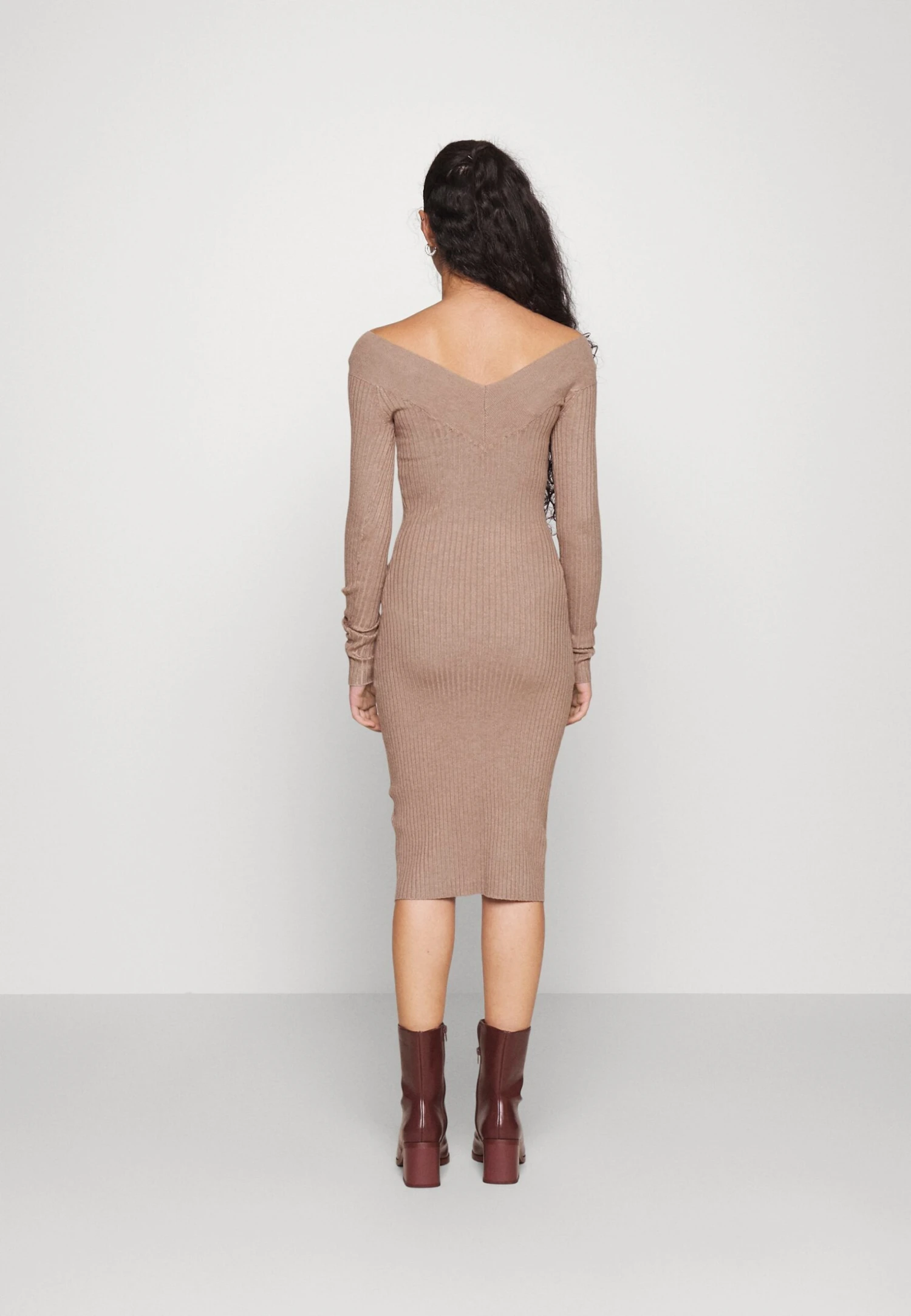 V Ausschnitt Ripp Mini Bodycon Strickkleid - Etui-Jurk - Taupe 5 V Ausschnitt Ripp Mini Bodycon Strickkleid - Etui-Jurk - Taupe - Afbeelding 3