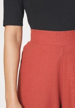 Broek - Red 11 Broek - Red -Even-Odd Winkel 2d91fc3c1ce34a559bc174b003da1da3