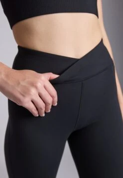 FULL LENGTH HIGH RISE LEGGINGS WITH OVERLAP V-WAISTBAND - Tights - Black -Even-Odd Winkel 325a2b15ee054abb9b5fdd838003b8c8