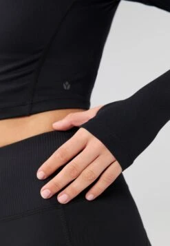 CROPPED HIGH NECK LONG SLEEVE TOP WITH 1/2 ZIP &THUMB HOLES - Longsleeve - Black -Even-Odd Winkel 70d41ece07094c4383ae28190e201029