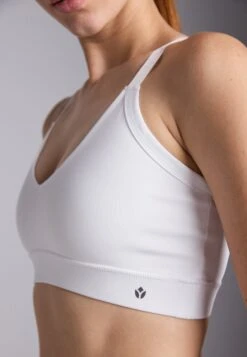 ESSENTIAL 2 PACK MEDIUM SUPPORT SPORTS BRA WITH ADJUSTABLE CROSS BACK - Sport-bh Met Medium Support - White/black -Even-Odd Winkel 87082c82343f48dfa0510cc2265b4392