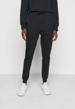 Set - Trainingspak - Black 16 Set - Trainingspak - Black -Even-Odd Winkel 8f463ccfb24b44a6ac3b5802e2a08d36