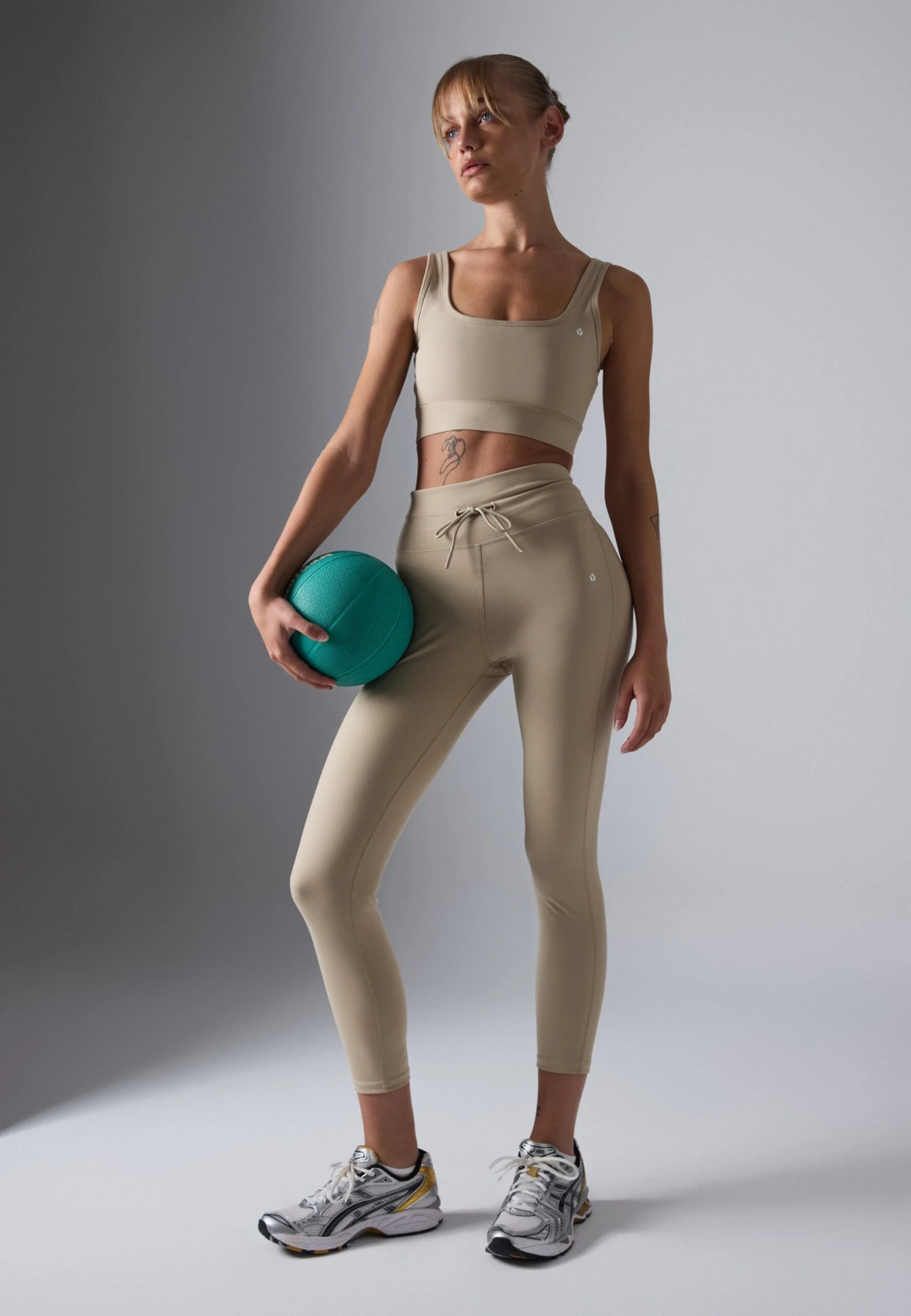 HIGH RISE CROPPED LEGGINGS WITH DRAWCORD - Legging - Beige 4 HIGH RISE CROPPED LEGGINGS WITH DRAWCORD - Legging - Beige - Afbeelding 2