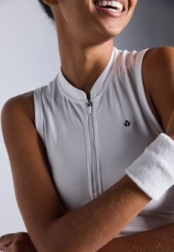 SLEEVELESS TENNIS TOP WITH 1/2 ZIP & BACK CUT OUT - Top - White -Even-Odd Winkel deede17afd4c470d89d739e2a591e92c