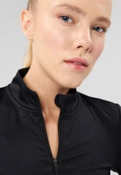 CROPPED HIGH NECK LONG SLEEVE TOP WITH 1/2 ZIP &THUMB HOLES - Longsleeve - Black -Even-Odd Winkel e572a6ad838c47bc8a2eda9295f96e88